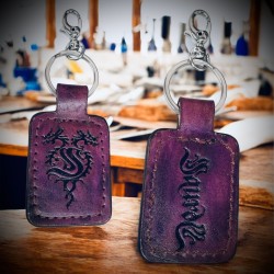 LLAVERO MORADO DE PIEL ARTESANAL